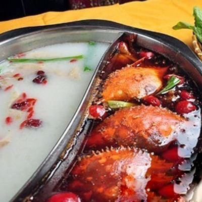 蟹虾本是一家，入锅主料换成基围虾的话，就变成了香辣虾火锅了